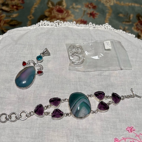 Absolutely Gorgeous Matching Necklace and Bracelet pieces by Hermosa. - Picture 11 of 16